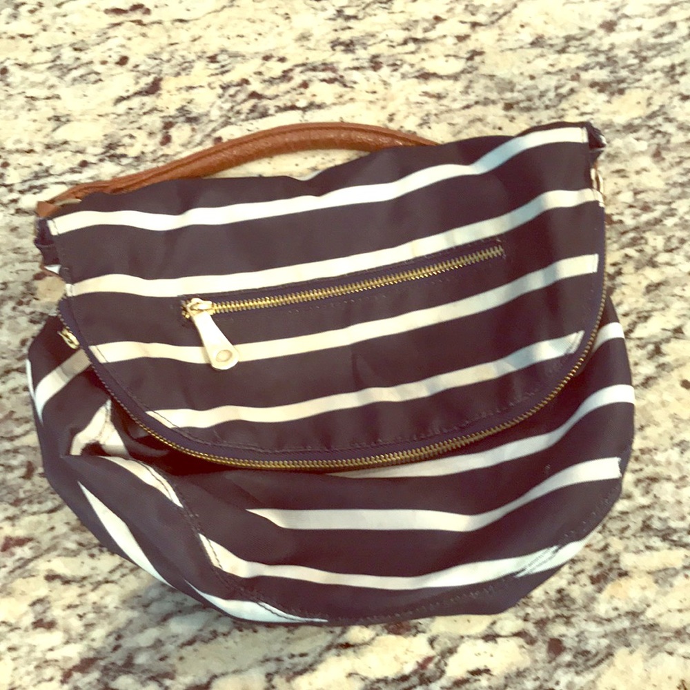 💙🤍OLD NAVY —STRIPED NAVY AND WHITE HANDBAG💙🤍